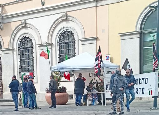 Roberto Fiore a Novara alla vigilia del 25 aprile, protesta Pd
