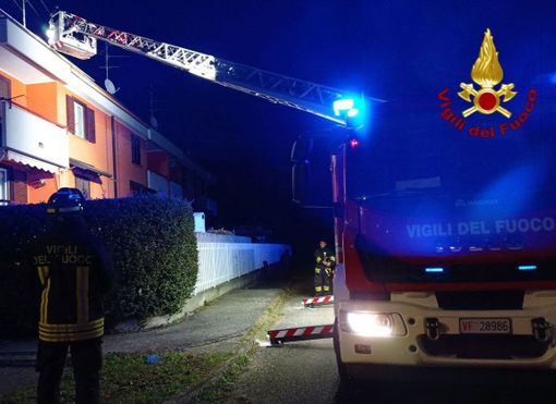 Galliate, incendio in garage nella notte: intervento dei vigili del fuoco Galliate, incendio in garage nella notte: intervento dei vigili del fuoco