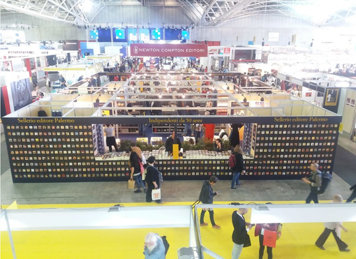 Una domenica all'insegna di Dante al femminile al Salone  dalle letture di Lucilla Giagnoni ai mostri infernali di Anna Lavatelli