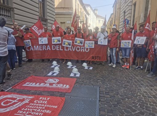 Duemila persone da tutto il Piemonte a Vercelli al grido di &quot;Basta vittime sul lavoro&quot;  FOTO E VIDEO