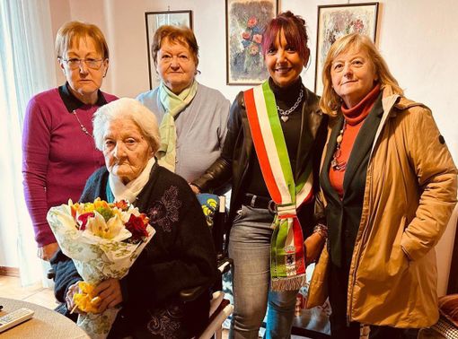 Romagnano Sesia: Iolanda Zanetta festeggia 101 anni, un traguardo straordinario Romagnano Sesia: Iolanda Zanetta festeggia 101 anni, un traguardo straordinario