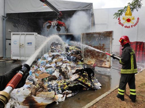 Container in fiamme a Paruzzaro Container in fiamme a Paruzzaro