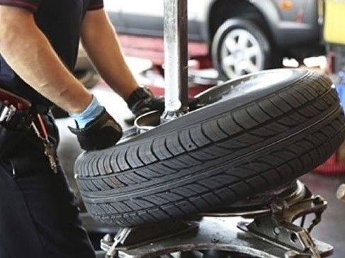 Freddo e neve in arrivo: dal 15 novembre scatta l'obbligo delle gomme invernali Freddo e neve in arrivo: dal 15 novembre scatta l'obbligo delle gomme invernali