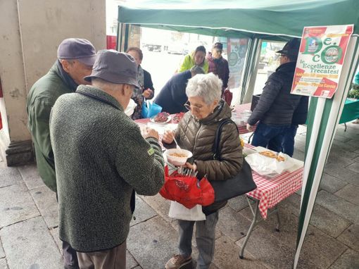 Trecate celebra le sue eccellenze gastronomiche: successo per la Giornata De.Co. Trecate celebra le sue eccellenze gastronomiche: successo per la Giornata De.Co.