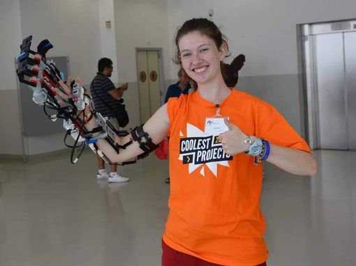 È italiana la giovane inventrice della mano robotica realizzata in mattoncini lego È italiana la giovane inventrice della mano robotica realizzata in mattoncini lego