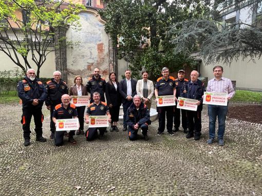 Consegna degli adesivi con il logo della Provincia di Novara