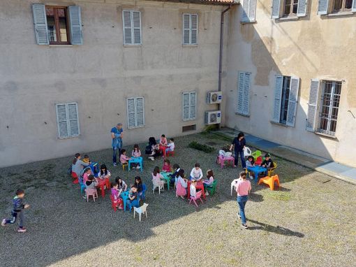 I bambini della “Collodi” in visita alla Biblioteca civica a Trecate