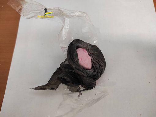 A Malpensa &quot;cocaina rosa&quot; nascosta in apparecchi elettronici. La Finanza sequestra due chili di droga e arresta due uomini. VIDEO