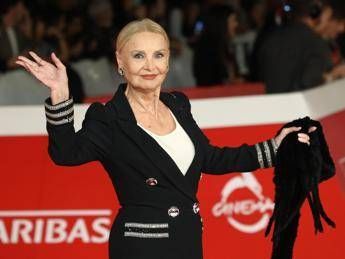 Barbara Bouchet: "Ho rifiutato scene spinte perché timida. Steve McQueen? Mi aveva confinato ai fornelli" Barbara Bouchet: "Ho rifiutato scene spinte perché timida. Steve McQueen? Mi aveva confinato ai fornelli"