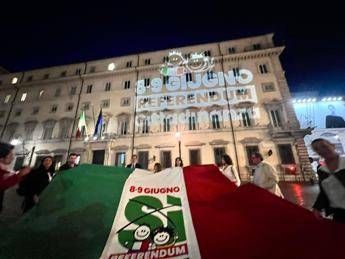 Referendum cittadinanza, blitz del comitato promotore: logo su facciata Palazzo Chigi - Foto