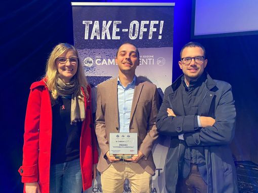 Nella foto Melissa Gambaro, presidente CNA Giovani Imprenditori Piemonte Nord, il premiato Luigi Menaggia e Lorenzo Bontempi, responsabile CNA Giovani Imprenditori Piemonte Nord