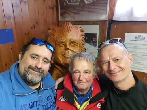 Nella foto: Priotti al centro, a sinistra De Gregori, a deatra Luca Tettoni, medico federale e pilota presente in tantissime vesti per promuovere l’Ice Trophy Nella foto: Priotti al centro, a sinistra De Gregori, a deatra Luca Tettoni, medico federale e pilota presente in tantissime vesti per promuovere l’Ice Trophy