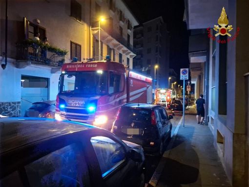 Incendio in un palazzo a Novara, evacuati con l’autoscala i residenti dei piani alti Incendio in un palazzo a Novara, evacuati con l’autoscala i residenti dei piani alti