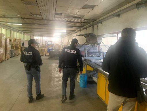Controlli in una fabbrica del Novarese: gravi irregolarità e attività sospesa