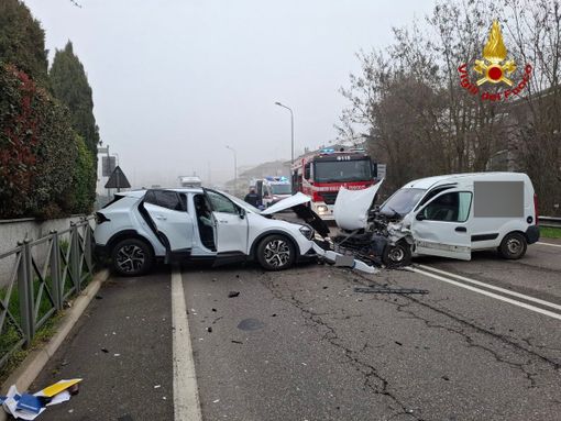 Scontro frontale sulla SP11 a Novara: due feriti e strada chiusa al traffico