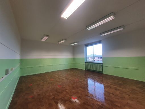 Iniziati i lavori di tinteggiatura alla scuola secondaria di Momo Iniziati i lavori di tinteggiatura alla scuola secondaria di Momo