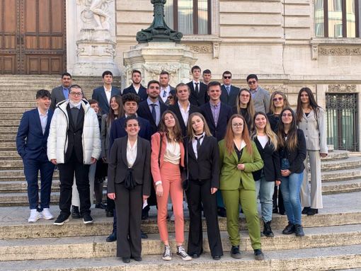 Studenti del Bonfantini hanno visitato Montecitorio: un'esperienza di formazione unica Studenti del Bonfantini hanno visitato Montecitorio: un'esperienza di formazione unica