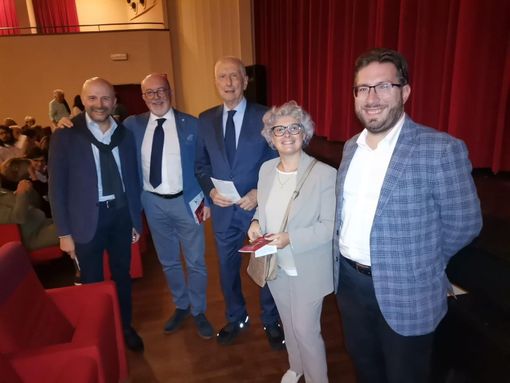 Il consigliere delegato all'istruzione Andrea Crivelli elogia la performance del liceo Carlo Alberto Il consigliere delegato all'istruzione Andrea Crivelli elogia la performance del liceo Carlo Alberto