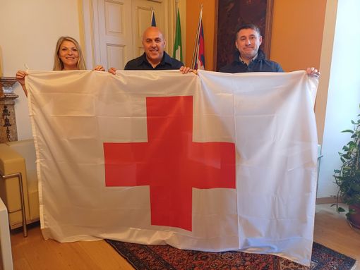 Borgomanero si tinge di rosso per la Giornata Mondiale della Croce Rossa e attende “Piccole mani per la vita”