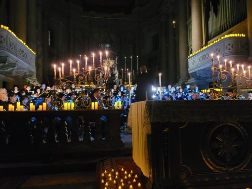 “Carmina Burana” in San Gaudenzio, musica e luce nella basilica illuminata da 5.000 candele