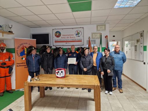 Un nuovo defibrillatore per la squadra Aib Bellinzago grazie all'Associazione Bersaglieri Un nuovo defibrillatore per la squadra Aib Bellinzago grazie all'Associazione Bersaglieri