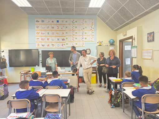Canelli e Negri visitano le scuole nel giorno di riapertura Canelli e Negri visitano le scuole nel giorno di riapertura