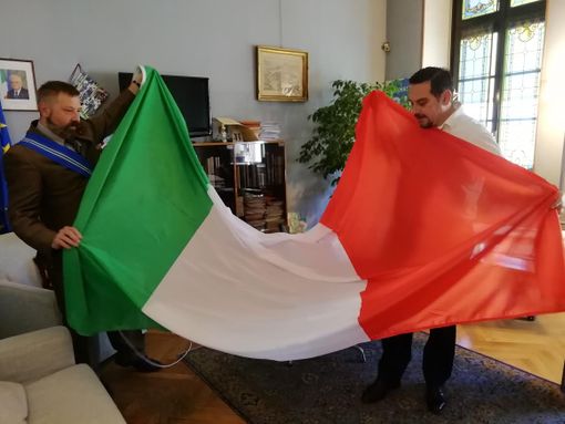 La sezione novarese dell’Associazione nazionale Combattenti e Reduci ha donato all’amministrazione comunale due nuove bandiere tricolori