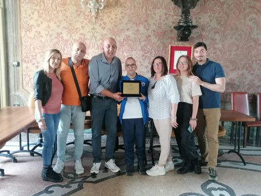 Riconoscimento per Giovanni Gallo, medaglia d’oro e d’argento ai campionati italiani di nuoto paralimpico Riconoscimento per Giovanni Gallo, medaglia d’oro e d’argento ai campionati italiani di nuoto paralimpico