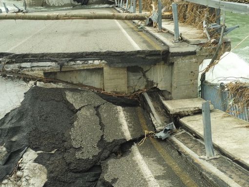 Iniziati i lavori di rimozione delle macerie del Ponte di Romagnano