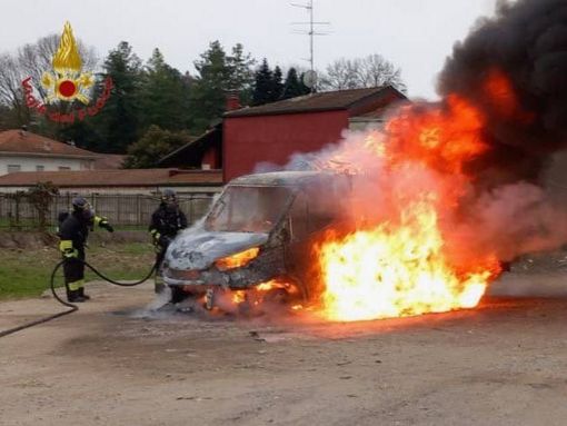 Incendio al compattatore di rifiuti a Borgoticino Incendio al compattatore di rifiuti a Borgoticino