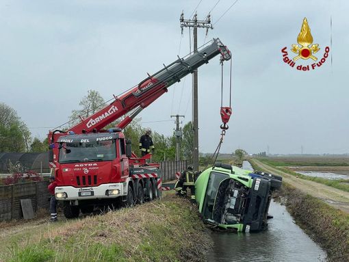 Cisterna si ribalta in un canale a Trecate