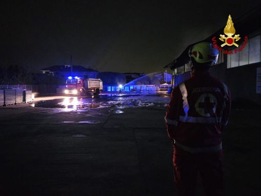 Intervento dei vigili del fuoco per domare un incendio di un capannone a Borgomanero
