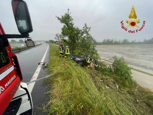 Incidente sulla tangenziale di Novara, auto finisce contro un albero