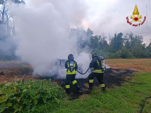 Incendio di un'autovettura a Borgo Ticino, nessun ferito Incendio di un'autovettura a Borgo Ticino, nessun ferito