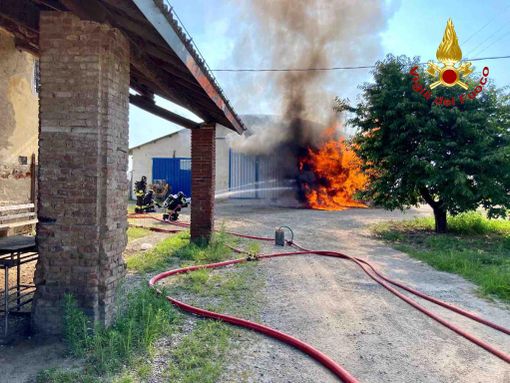 Paura nella bassa novarese per incendio ad un deposito di gasolio Paura nella bassa novarese per incendio ad un deposito di gasolio