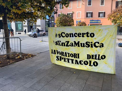 Lavoratori dello spettacolo in piazza questa mattina a Novara