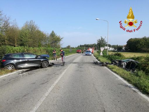 Fontaneto, scontro tra due auto, morta una dellòe persone coinvolte Fontaneto, scontro tra due auto, morta una dellòe persone coinvolte