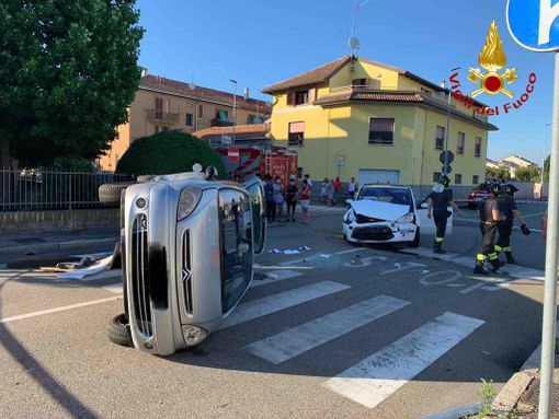 Scontro a S.Agabio, tre feriti, auto ribaltata Scontro a S.Agabio, tre feriti, auto ribaltata
