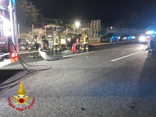 Maxi incidente in autostrada: sette feriti, due sono gravi. Raccordo dell'A26 tra Sesto e Besnate chiuso nella notte Maxi incidente in autostrada: sette feriti, due sono gravi. Raccordo dell'A26 tra Sesto e Besnate chiuso nella notte