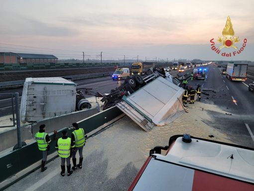 Incidente sulla A4, tir carico di farina salta la carreggiata e si ribalta