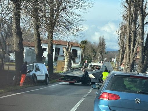 Perde il controllo dell’auto e finisce contro un albero a Borgo Ticino