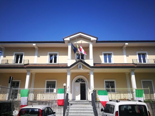 Il Comune di Borgo Ticino rinuncia alle luminarie Il Comune di Borgo Ticino rinuncia alle luminarie