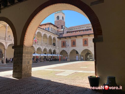 Al Broletto il mondo contemporaneo raccontato dagli "Artisti idealisti" Al Broletto il mondo contemporaneo raccontato dagli "Artisti idealisti"