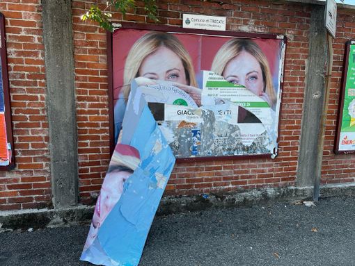 A Trecate strappati i cartelli elettorali di Giorgia Meloni