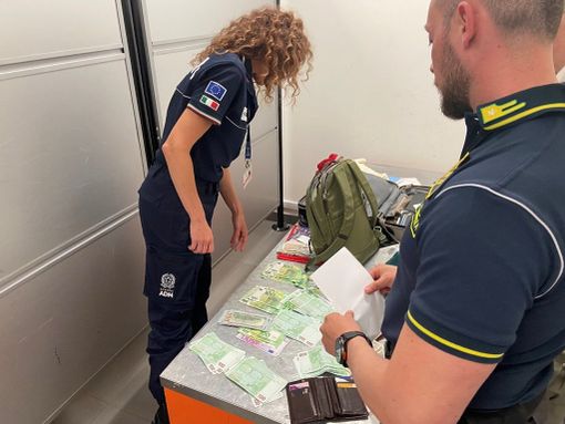 Cronaca nord-ovest: Sbarcato a Caselle dal Canada con 10mila euro e assegni in bianco: sospettato di riciclaggio