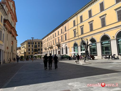 Giovane multato e denunciato dopo aver sparato fuochi d'artificio in modo illecito in piazza Gramsci Giovane multato e denunciato dopo aver sparato fuochi d'artificio in modo illecito in piazza Gramsci