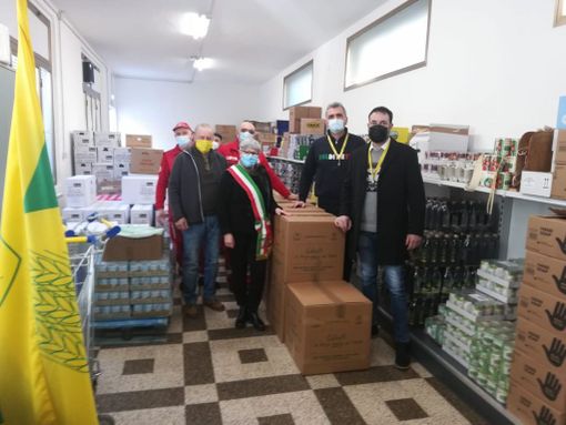 Coldiretti Novara-Vco, consegnati all'Emporio dei Legami i pacchi per le famiglie bisognose Coldiretti Novara-Vco, consegnati all'Emporio dei Legami i pacchi per le famiglie bisognose