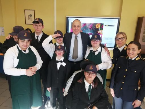 Il Questore La Vigna in visita al "Bar del Sorriso" dell'IPS Ravizza Il Questore La Vigna in visita al "Bar del Sorriso" dell'IPS Ravizza