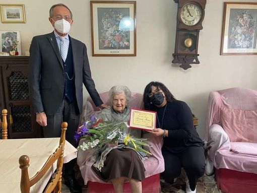 Festa della Mamma, il Comune di Terecate ha portato gli omaggi a Luciana Porzio