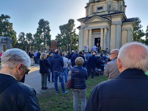 Trecate celebra i defunti: grande partecipazione alle funzioni al cimitero comunale Trecate celebra i defunti: grande partecipazione alle funzioni al cimitero comunale